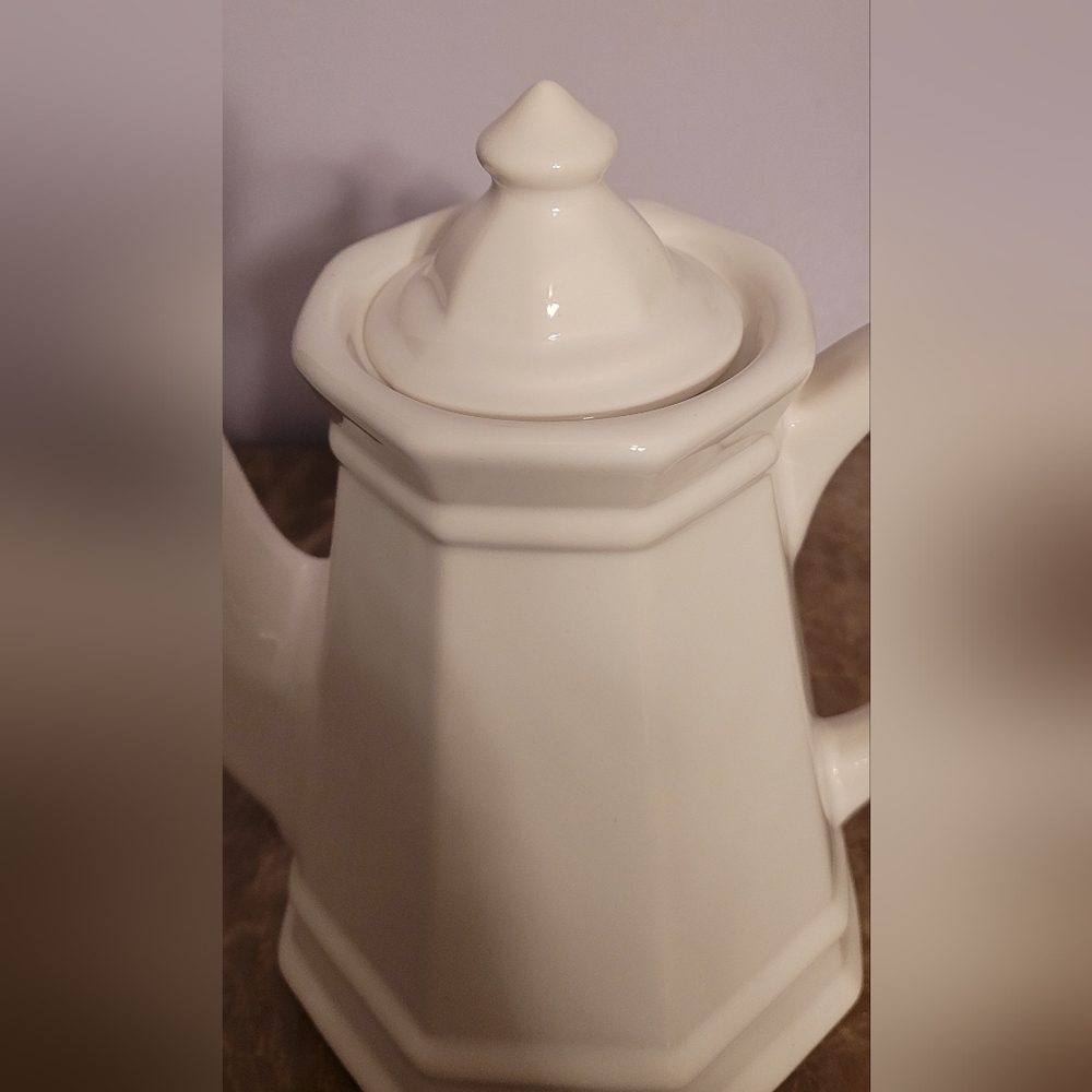 Pfaltzgraff "Heritage" White Coffee/ Teapot - Picture 3 of 15